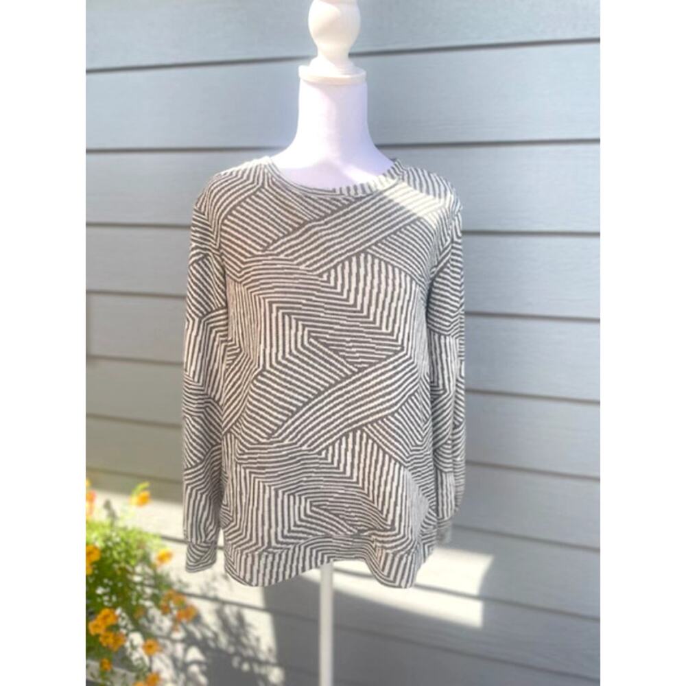 Ellen Tracey Size Medium Sweater Gray & White Chevron Pattern Crew Neck